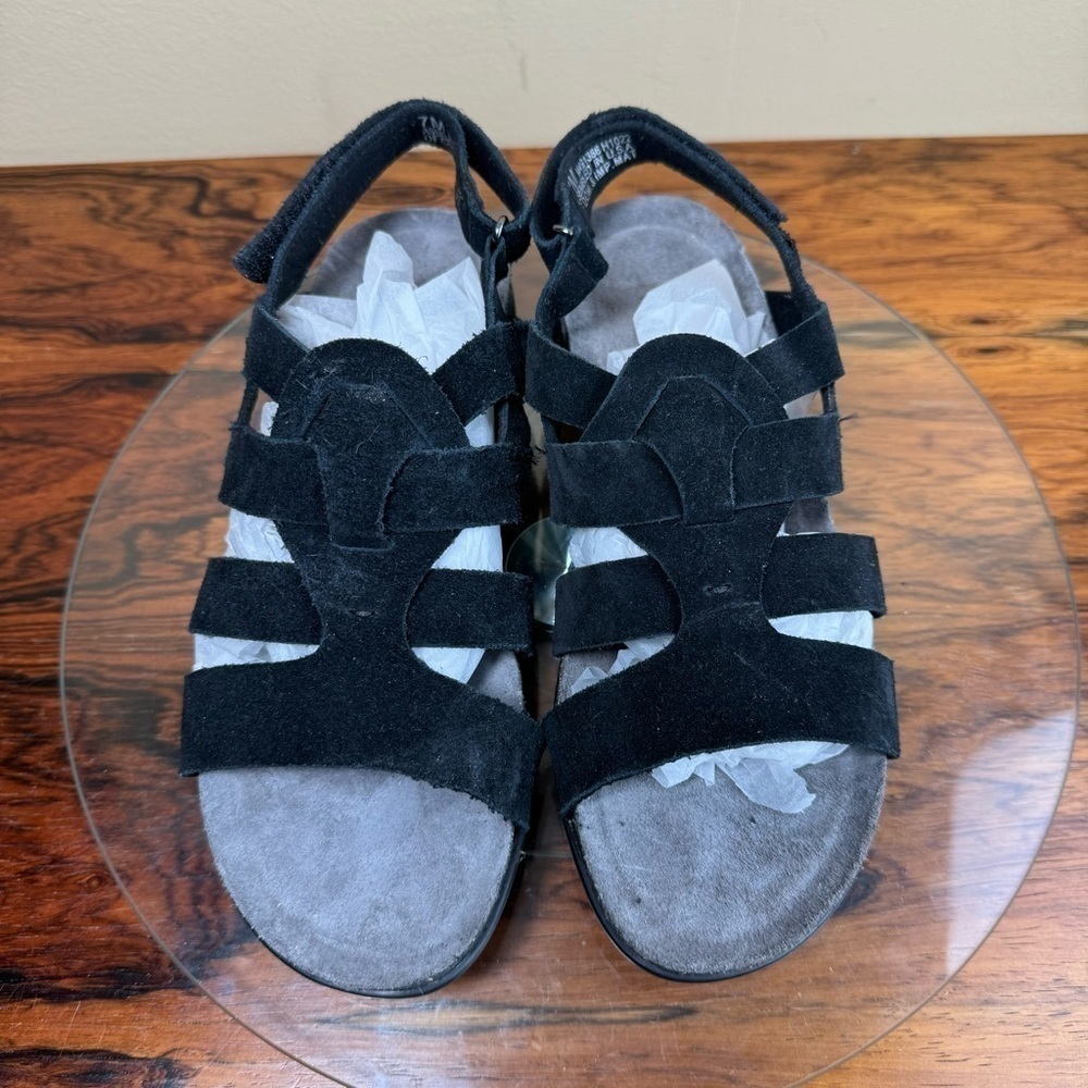Munro Corine Sandals in black leather suede